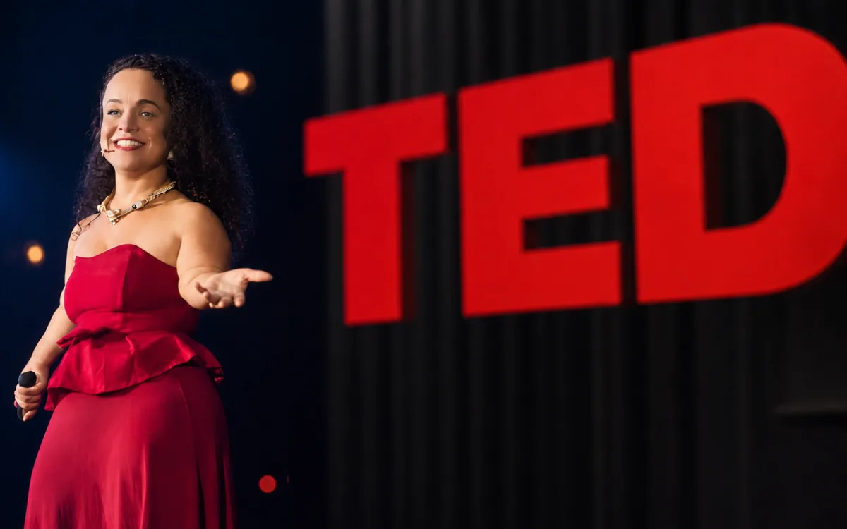 בת-אל בורנשטיין על במת TEDx